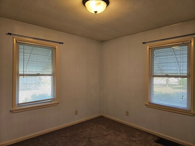 Building Photo - Cozy Fostoria Home