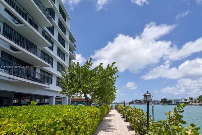 Building Photo - 10101 E Bay Harbor Dr