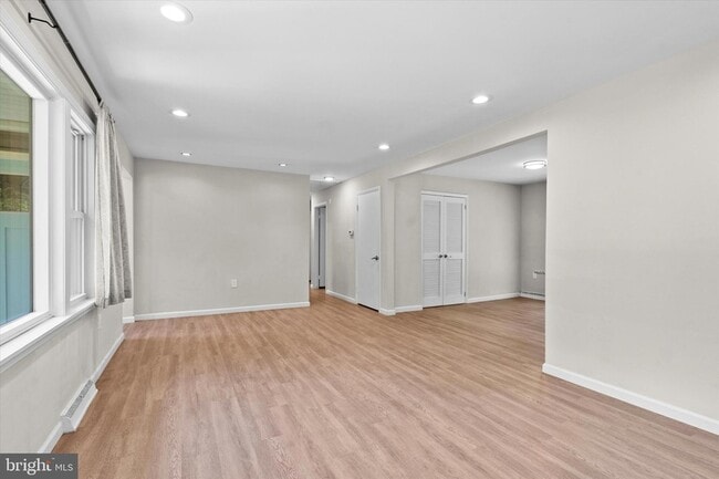 Building Photo - 906 Monroe St