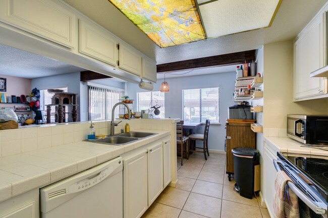 Building Photo - Cute and Cozy 2-bedroom 2-bathroom Townhom...