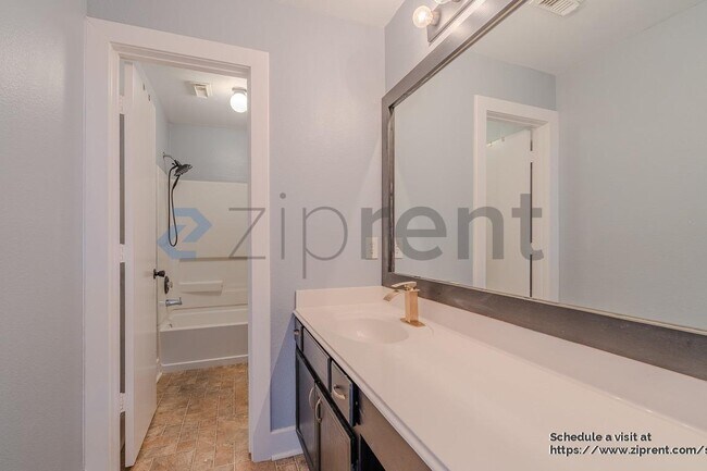 Building Photo - 11944 Chanteloup Dr