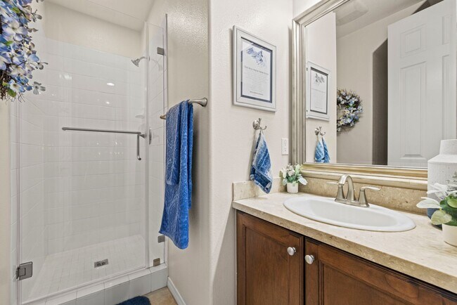 Building Photo - Luxurious 5-Bedroom Pool Home with Solar &...