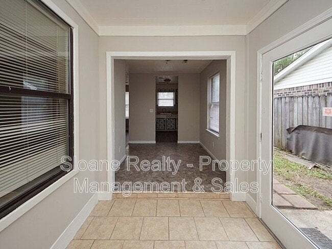 Building Photo - 204 A Miami St