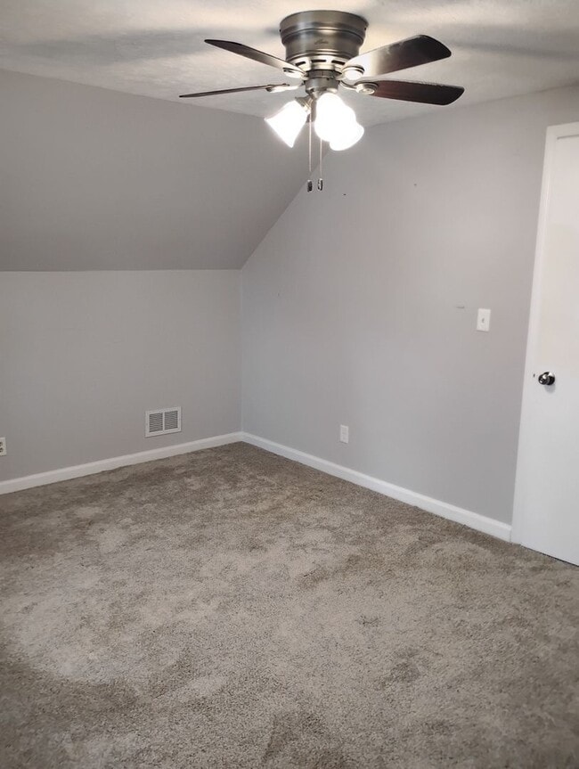 Building Photo - 4 Bedroom 1 Bath