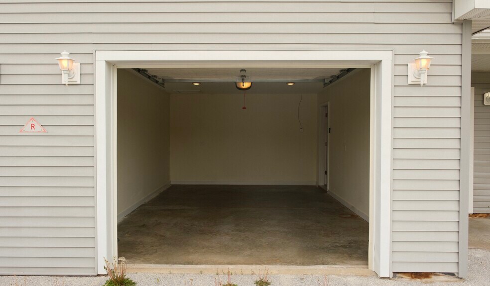 Building Photo - 100 Jay Bird Ln