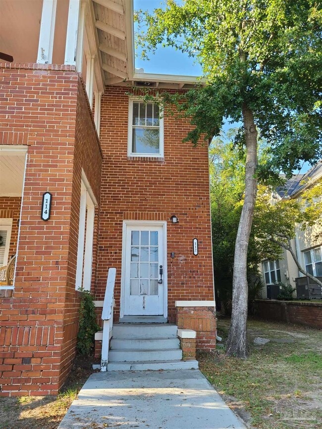 Primary Photo - 112 W La Rua St
