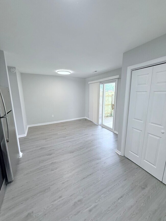 Building Photo - Modern Comfort Meets Convenience – Renovat...