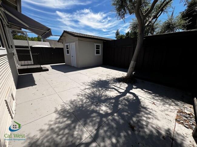 Building Photo - $3500 Beautiful Cottage Style 2 Bed 1 Bath...