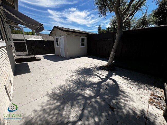 Building Photo - $4000 Beautiful Cottage Style 2 Bed 1 Bath...