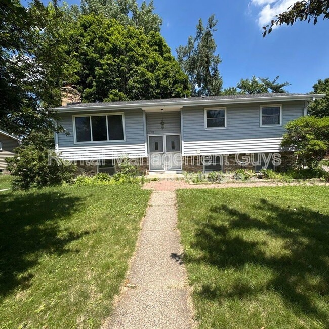 Building Photo - 1911 Grant Rd