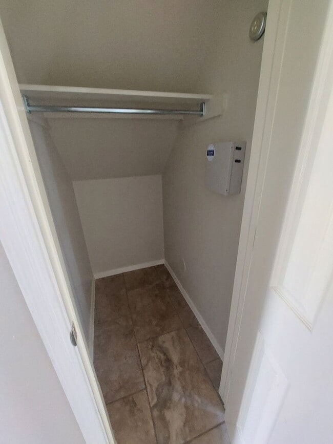 Building Photo - 3 bedroom 2 bathroom beautiful rental ! Available November