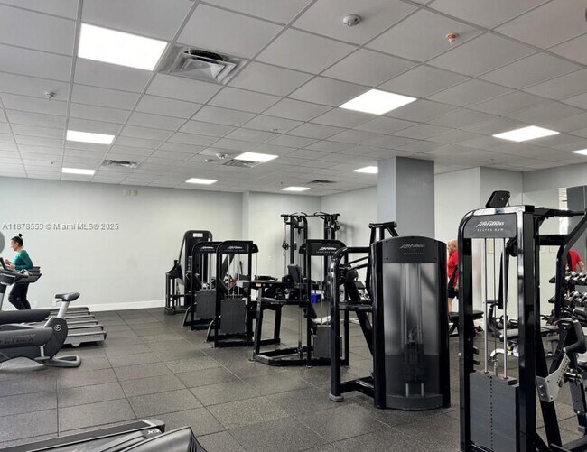 Building Photo - 2030 S Ocean Dr