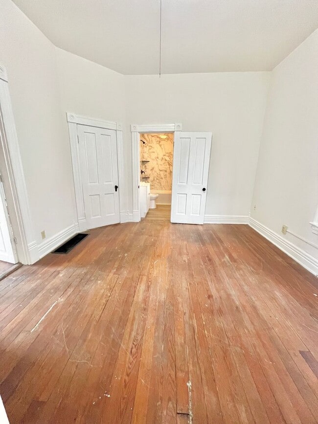 Building Photo - 2 Bedroom. 1 bath near Beechmont Area