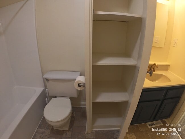 Full Bath - 3137 Josephine St