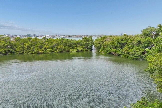 Building Photo - 7050 Sunset Dr S