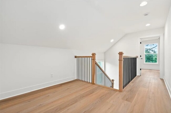 Building Photo - 578 Pride Ave