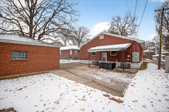 Building Photo - Duplex Alone