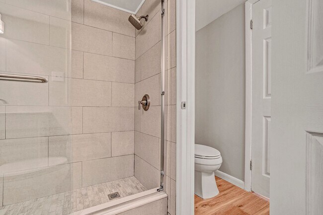 Building Photo - 2 Bed 1.5 bath Condo - Close to UNC!  Beautifully Renovated! $500 off first month's rent!