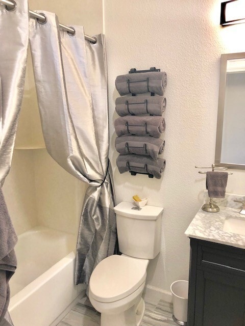 Building Photo - Beautifully updated, tri- level 4 Bd/2.5 B...