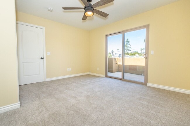Building Photo - Beautiful 3 br/3.5ba Townhome in Pacific Beach Just Blocks to Crown Point Shores!