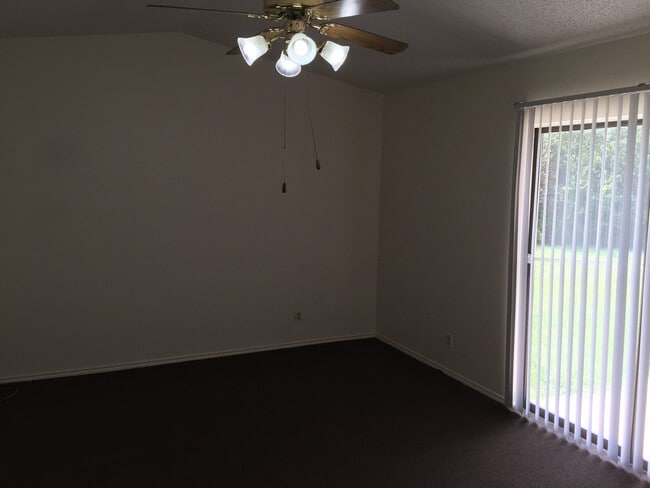 Building Photo - NICE 3 BEDROOM LOCATED ON A LARGE CORNER LOT*COUNTRY KITCHEN WITH ISLAND*LARGE MASTER BR DOWN W/ ...