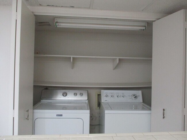 Building Photo - 2 bedroom, 2 bath 3rd floor condo