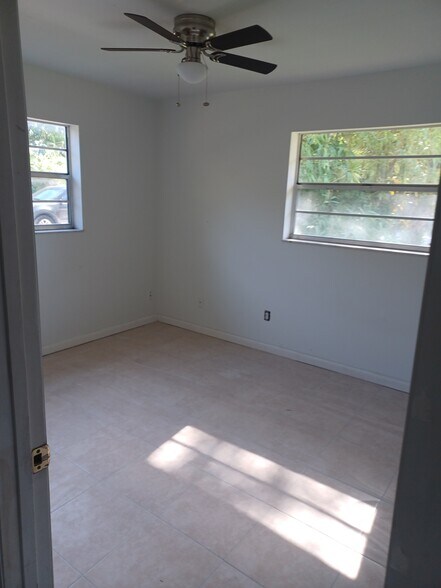 Building Photo - 605 18th Ct