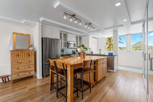 Building Photo - Colony Surf Luxe: Oceanfront 1BR w/ Diamon...