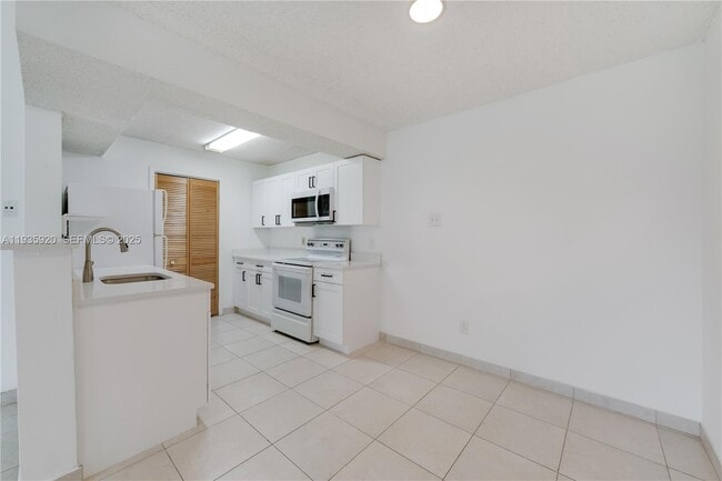 Building Photo - 10361 SW 150th Ct