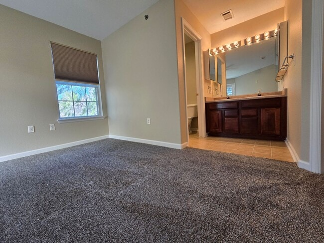 Building Photo - Fresh 2 bedroom, 2 bathroom condo located in Meadows on the Parkway in the heart of Boulder.