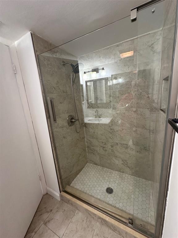 Building Photo - 2700 Cove Cay Dr