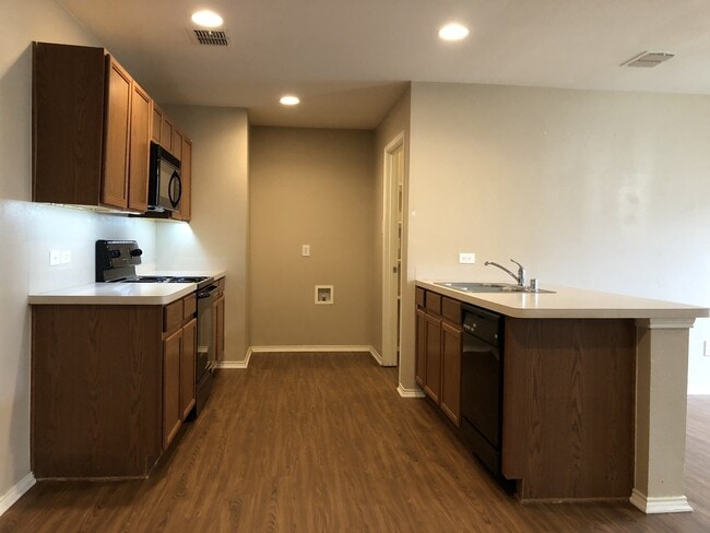 Building Photo - 2 bedroom 2 Bath Duplex in Crowley