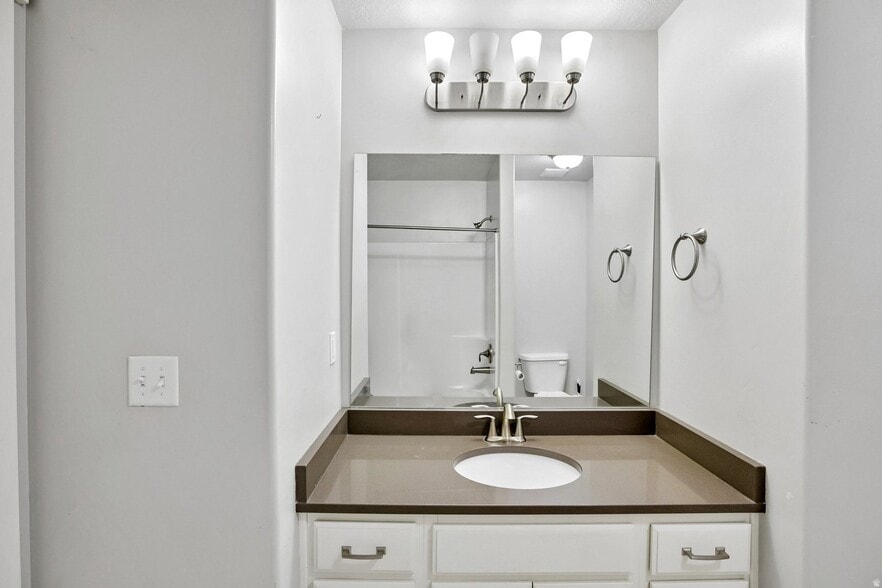 Building Photo - 167 W Silver Springs Dr