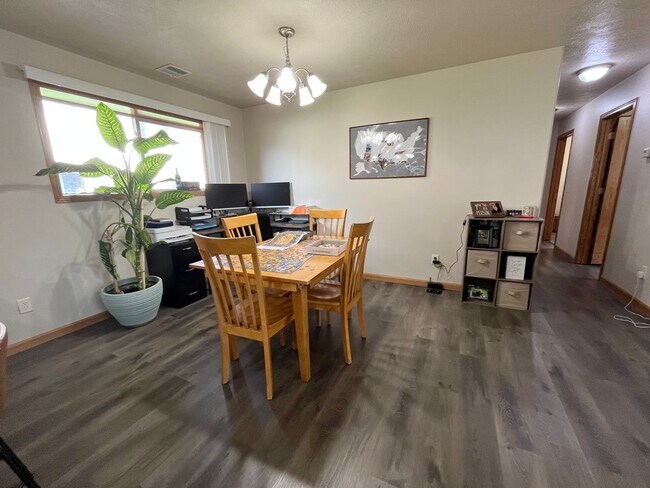 Building Photo - 3 Bed/2 Bath Apartment in Sioux Falls!