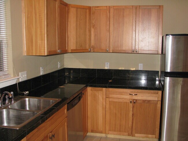 Building Photo - UT PRE-LEASE: North Campus 6 bed / 3 bath Remodel, High-End Kitchen Features SS Appliances, Wood ...