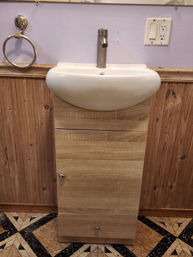 Building Photo - Great 2 Bedroom 1 Bath Home Near the Heart of Shelton