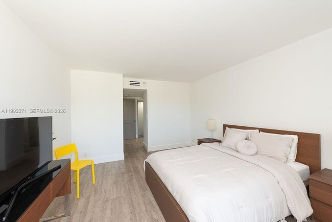 Building Photo - 100 Bayview Dr