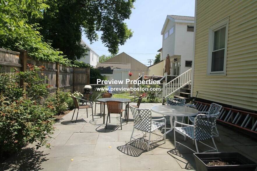 Building Photo - 22 Saybrook St