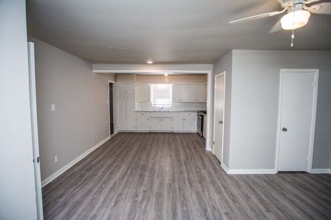 Building Photo - Spacious 4 Bed 2 Bath with Big Backyard
