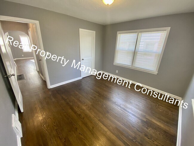 Building Photo - Charming 3 Bedroom, 1 Bathroom Home with B...