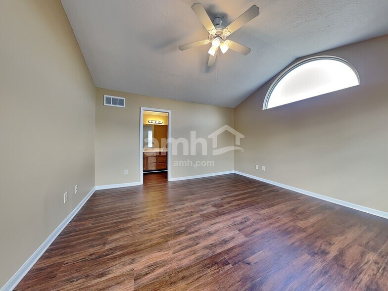 Building Photo - 4695 Woodfield Dr