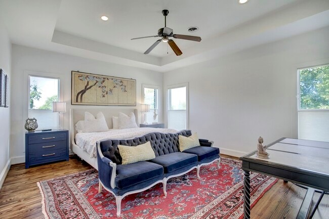 Building Photo - 513 E 11th St