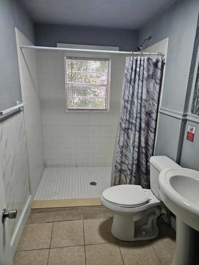 Building Photo - 209 NW Arlington Ave