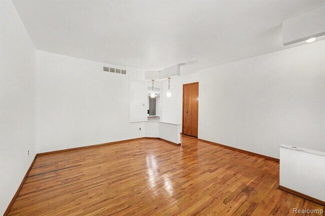 Building Photo - 35656 Saxony Dr
