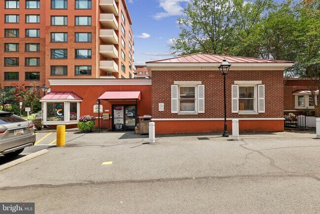 Building Photo - 1021 Arlington Blvd