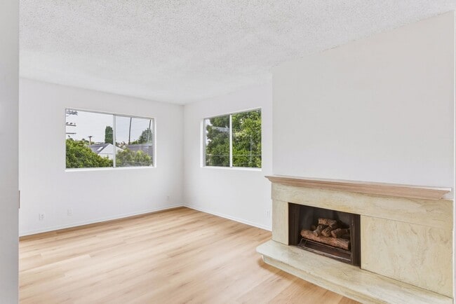 Building Photo - HUGE TOP FLOOR 2 BED 2 BATH IN PRIME SANTA MONICA! -FIREPLACE, BALCONY & GARAGE PARKING SPACE
