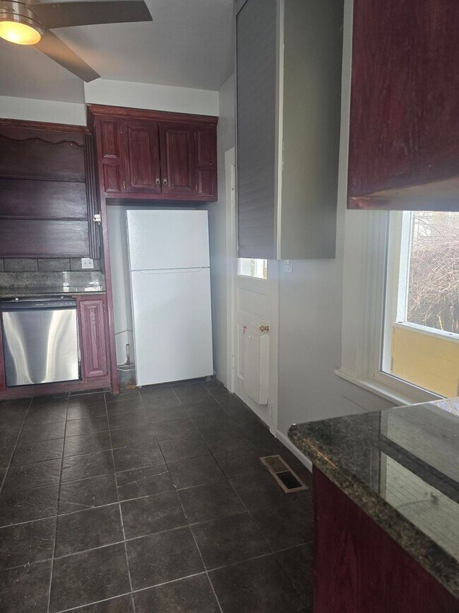 Building Photo - 3 bedroom 2 bath house