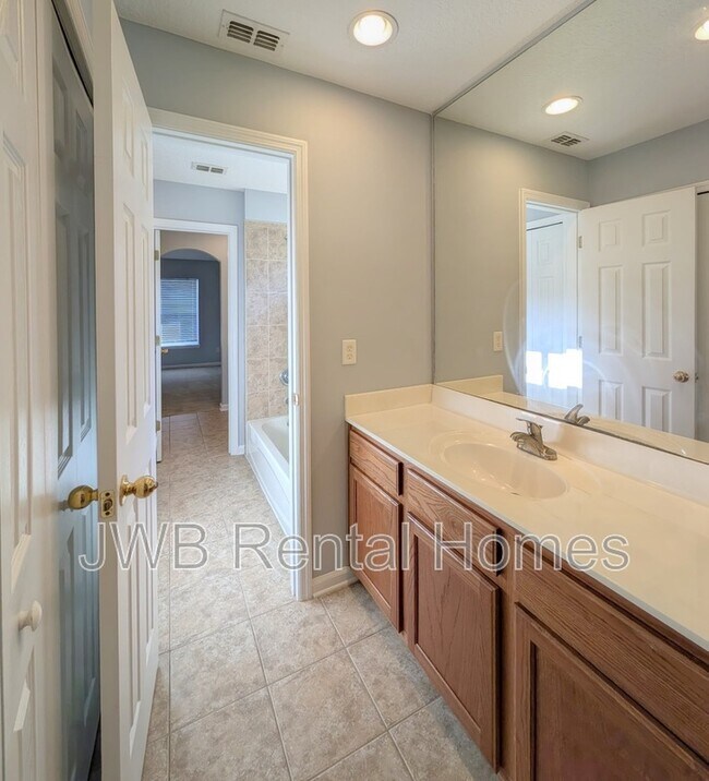 Building Photo - 129 Castlegate Ln