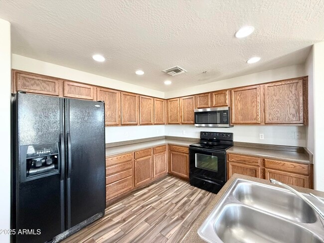 Building Photo - 1456 E 9th St