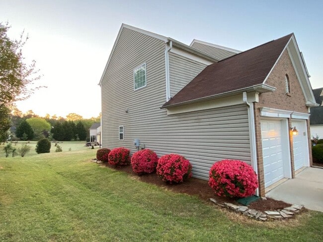 Building Photo - Simpsonville